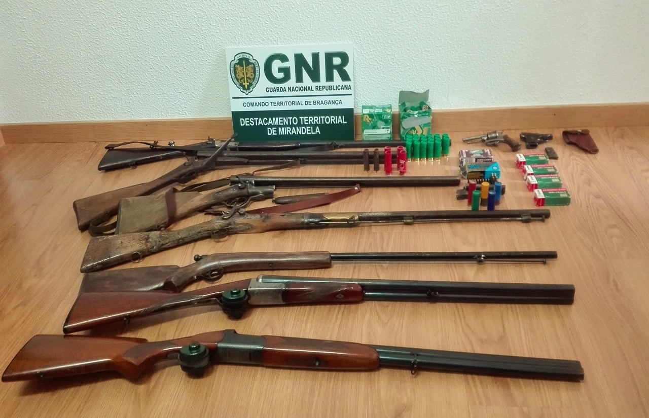 Armas de fogo apreendidas em Mirandela a suspeito de violência doméstica 