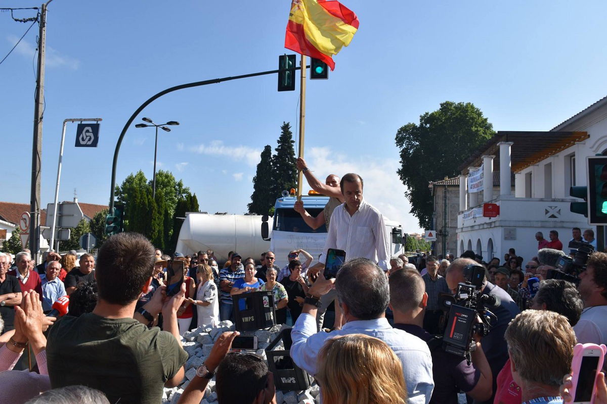 População de Pedras Salgadas corta EN2 em manifestação contra fecho da CGD