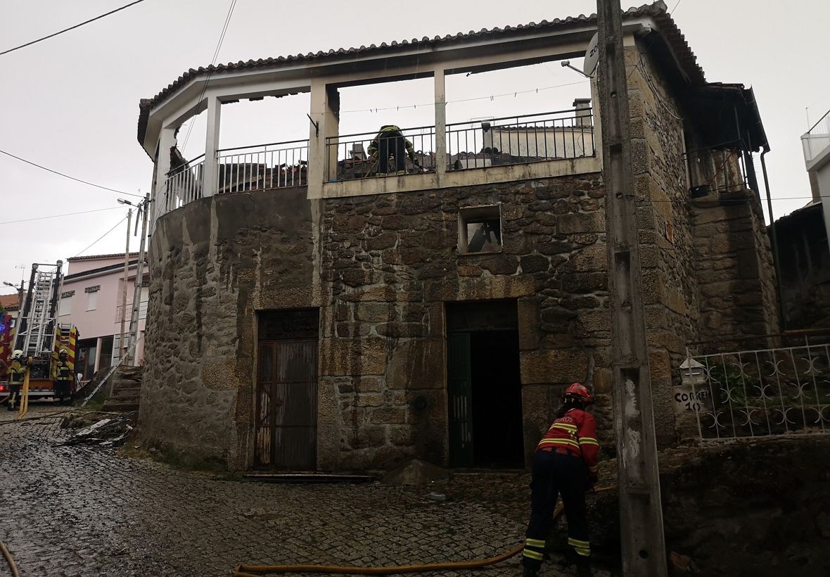 Incêndio destrói duas casas em Lebução