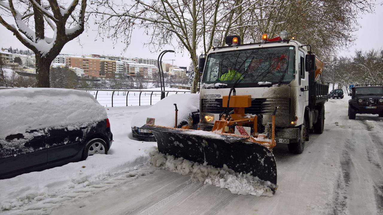 Estradas cortadas e escolas fechadas devido à queda de neve em Bragança
