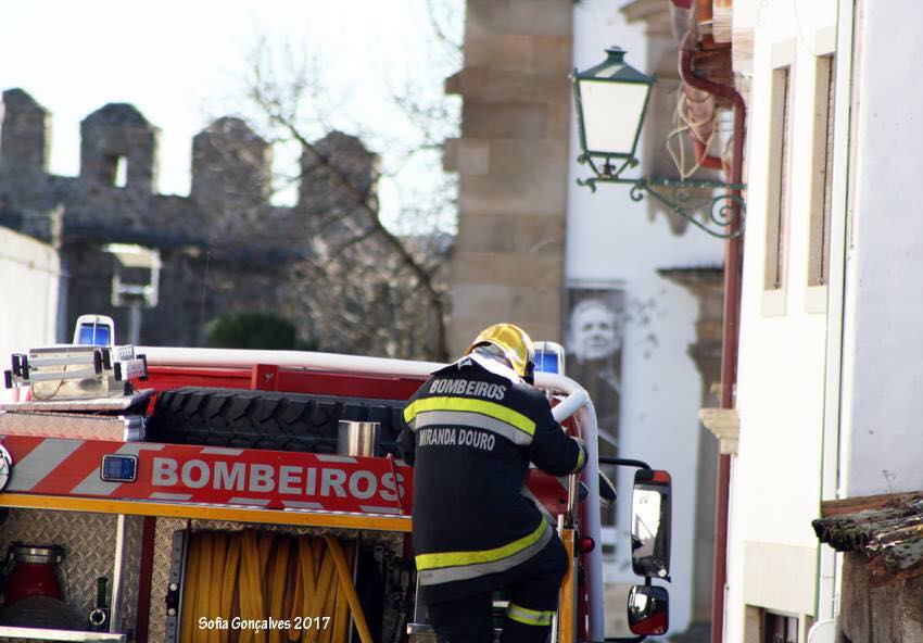  Incêndio em habitação desalojou família em Miranda do Douro