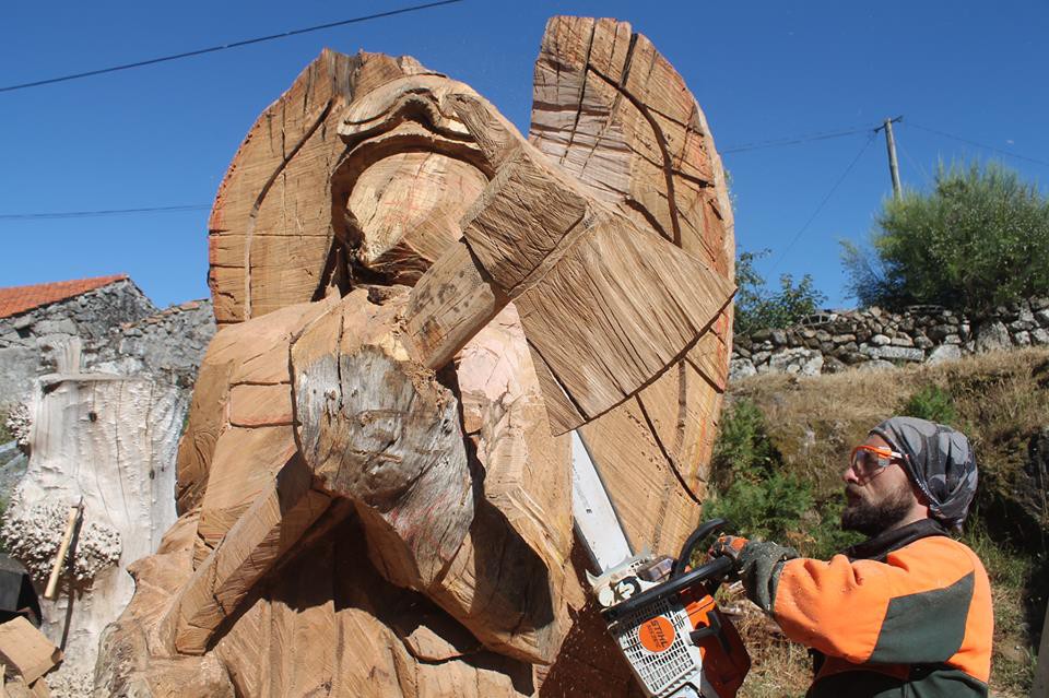 Escultor leiloa obra de arte e doa dinheiro angariado a sete famílias