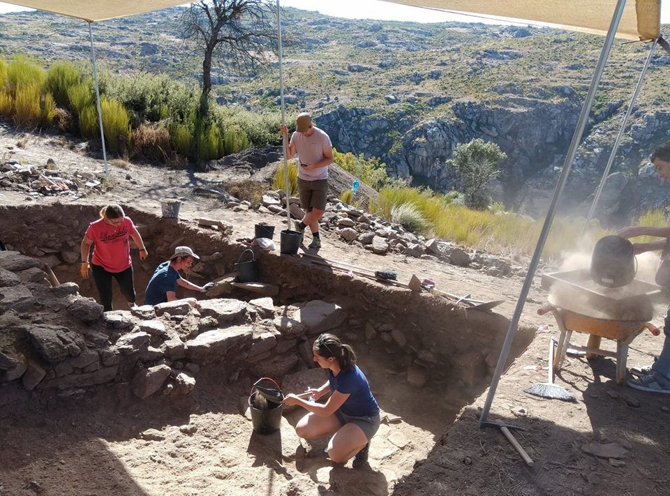 Arqueólogos colocam a descoberto povoado medieval