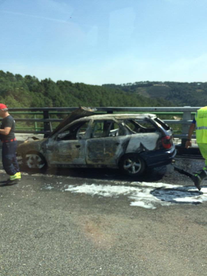 Dominado fogo que começou em carro e se propagou a mato