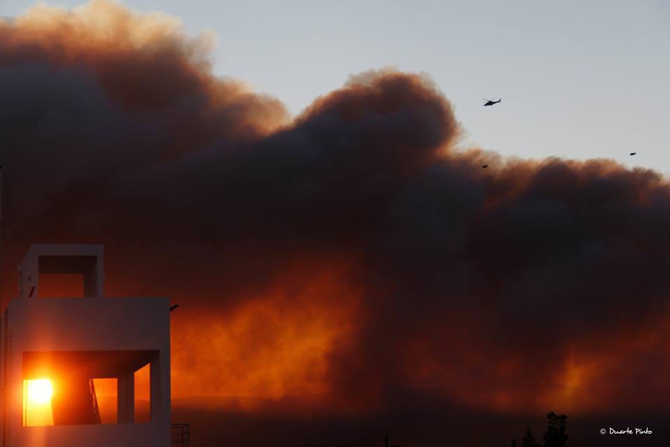 Cinco bombeiros e um civil com ferimentos ligeiros