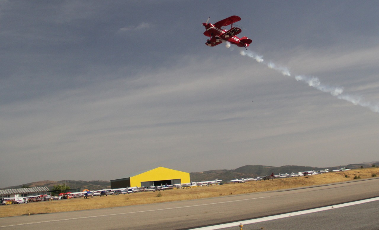 Festival aéreo concretiza sonho de saltar de paraquedas aos 80 anos