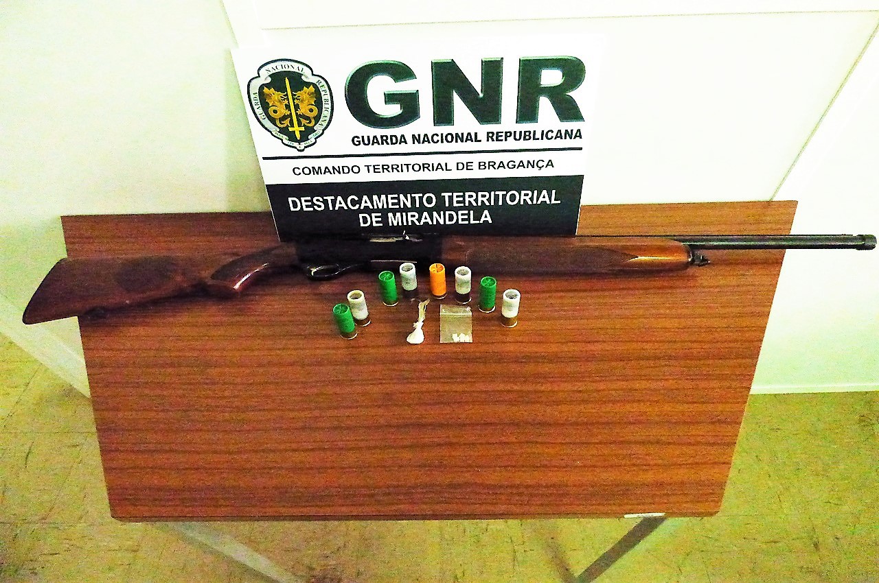 Apreensão de arma de fogo e estupefacientes em Mirandela