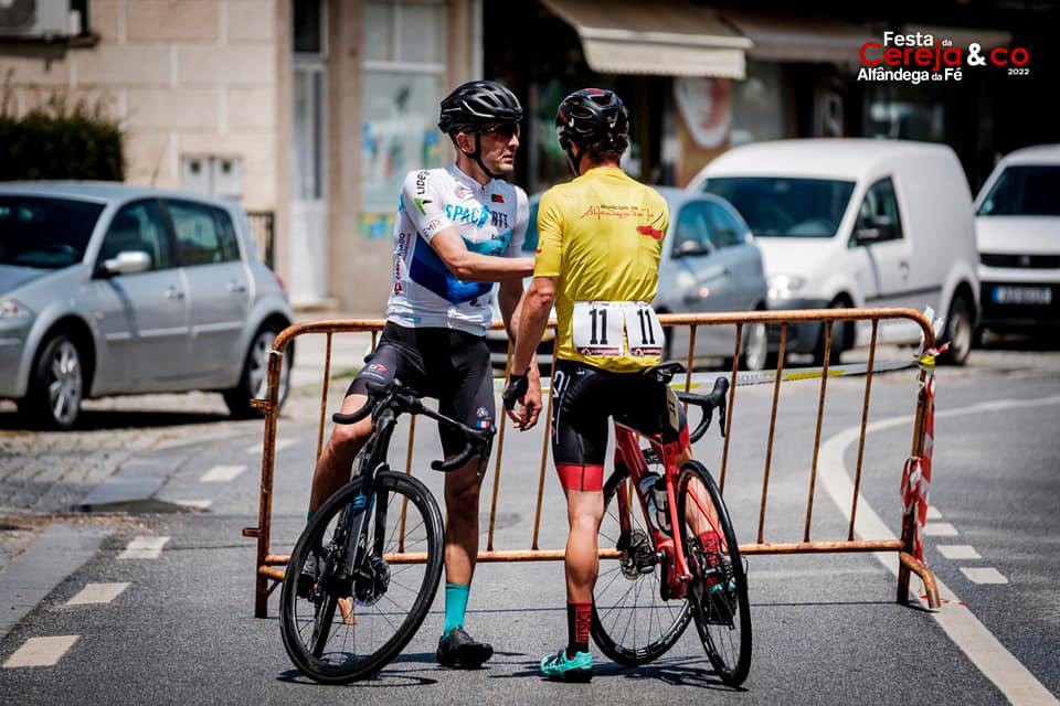 Ciclista abdica de vencer etapa para ajudar adversário e acaba a ganhar a prova