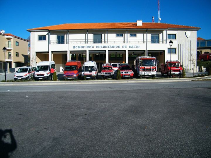 Bombeiros resgatam homem ferido após queda no Gêres