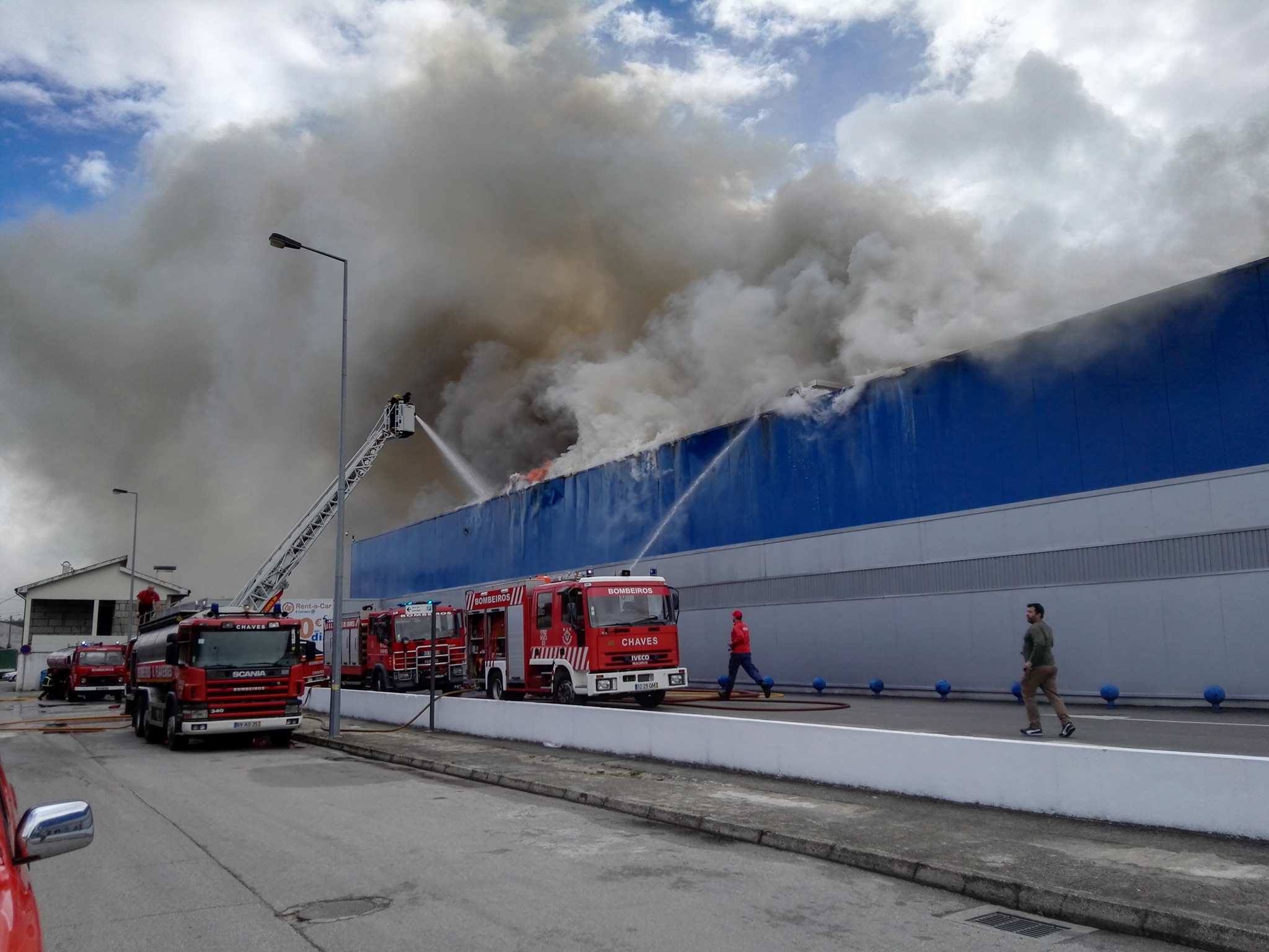 Incêndio no super mercado E. Leclerc de Chaves