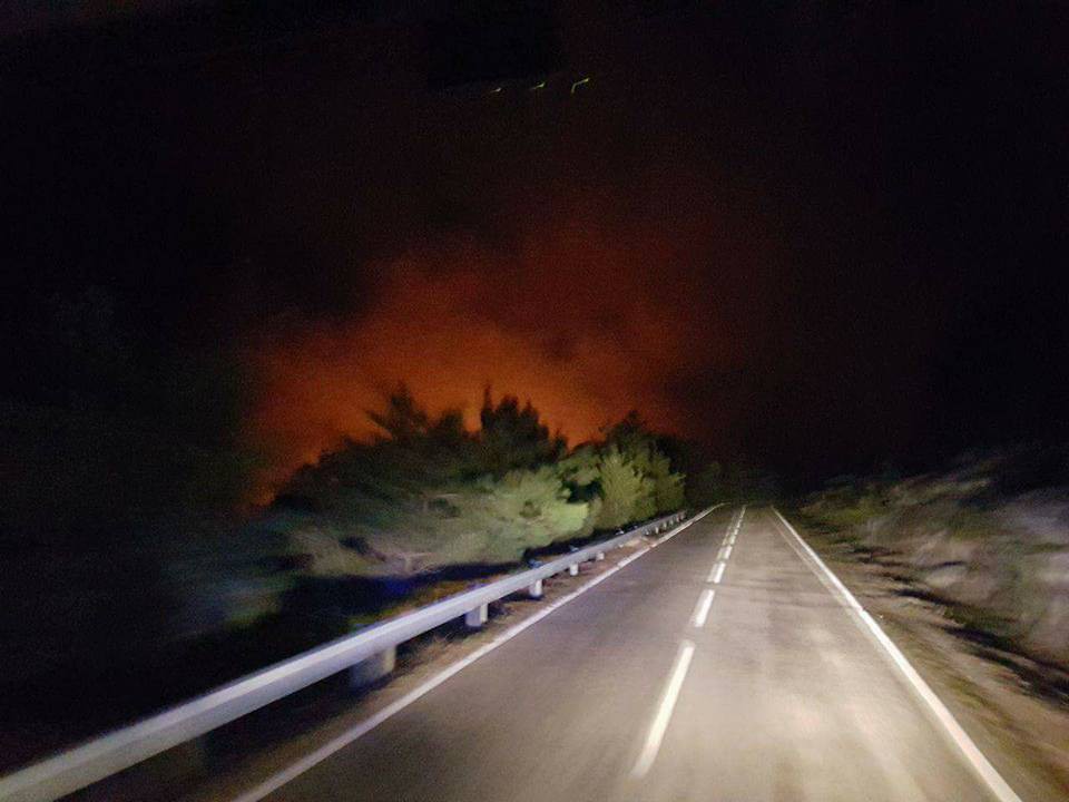 Incêndio florestal ameaçou casas e ganha dimensão