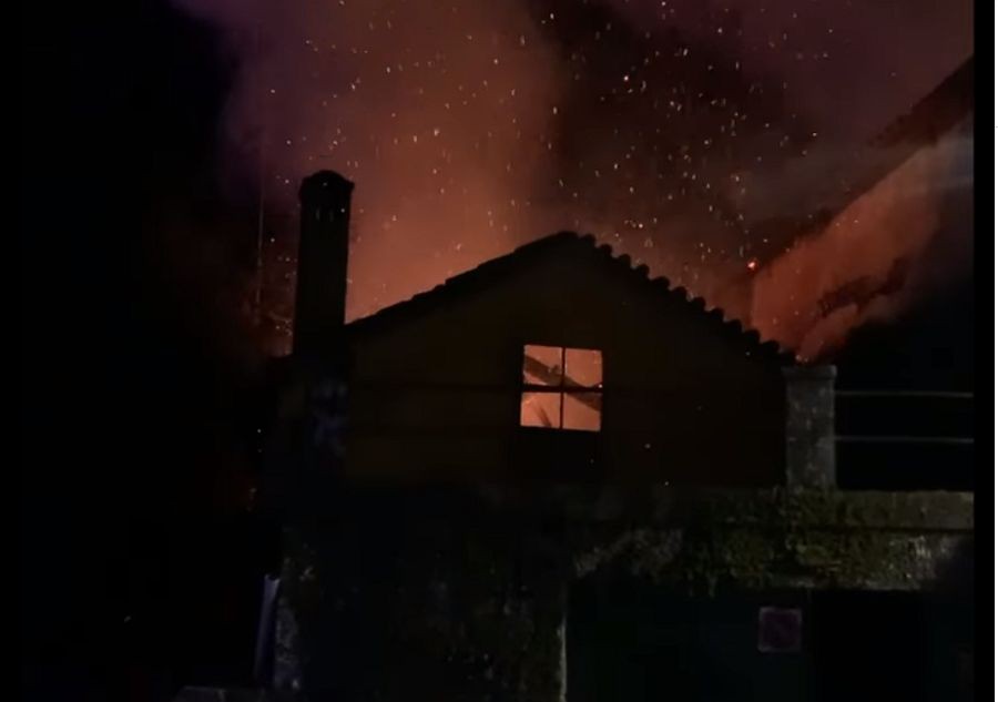 Incêndio destrói duas casas devolutas em Vila Real