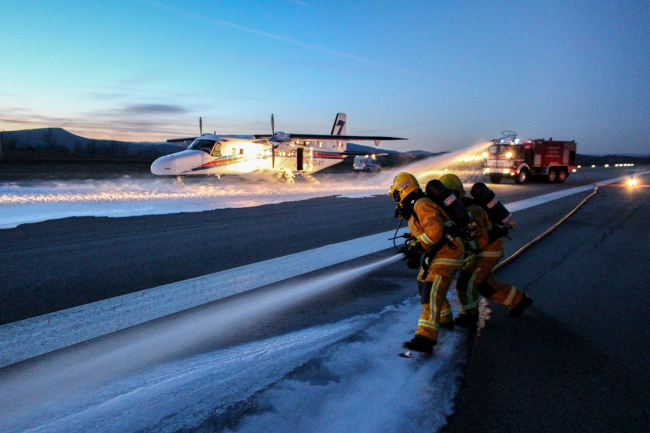 Incêndio em avião provoca um morto e três feridos graves