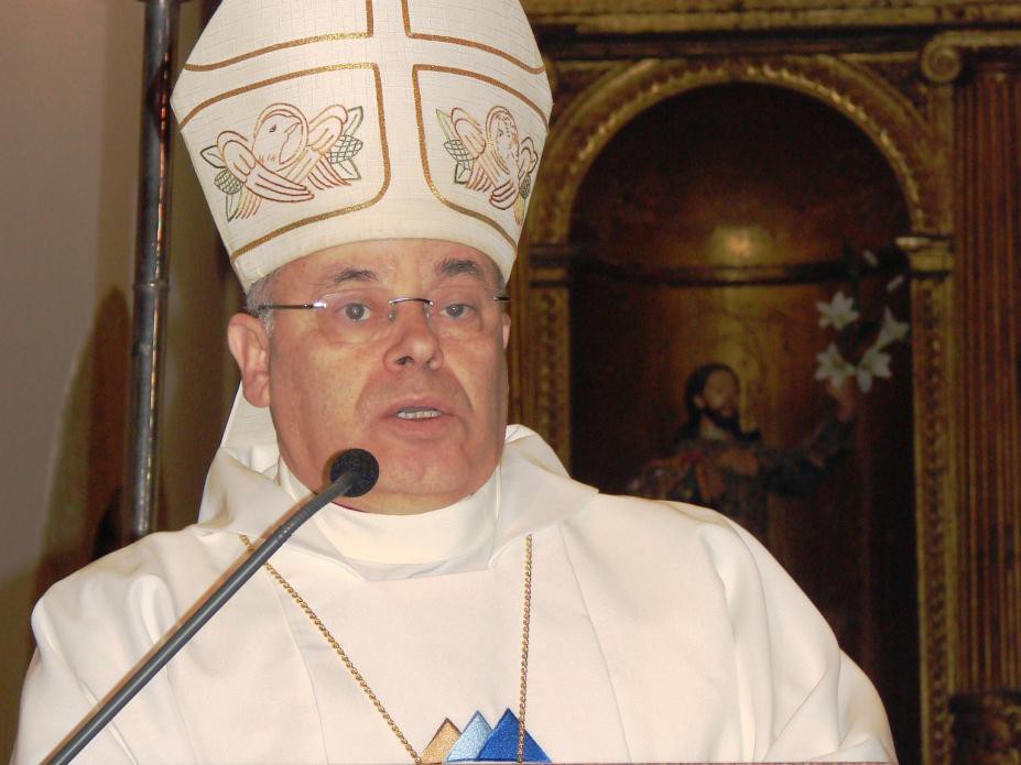 Padre condenado por abuso de menores está suspenso, diz diocese