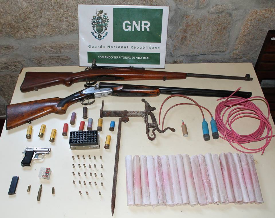 GNR deteve dois suspeitos de posse ilegal de armas e explosivos