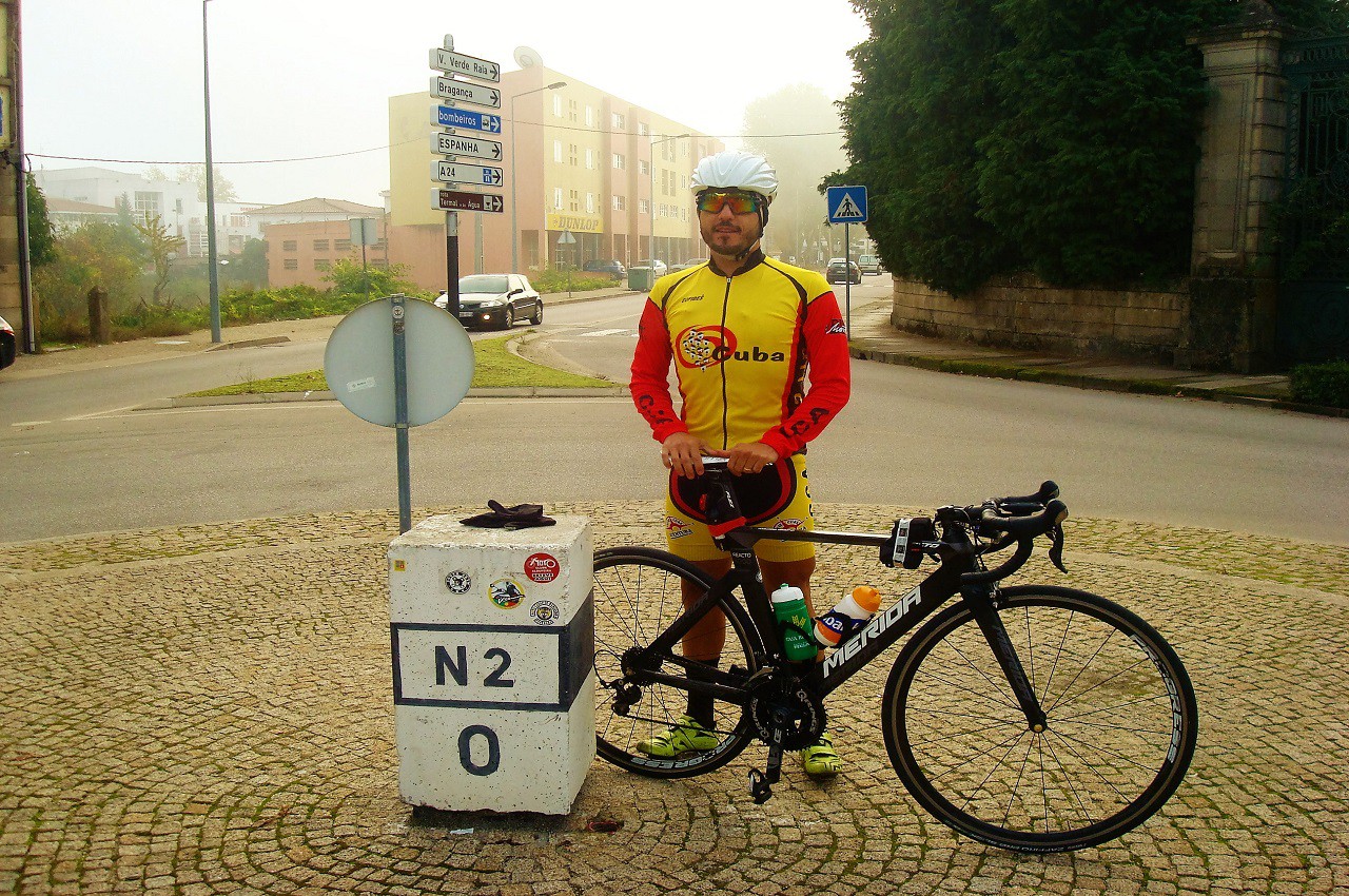 Estrada nacional 2 conquistada em bicicleta num só dia