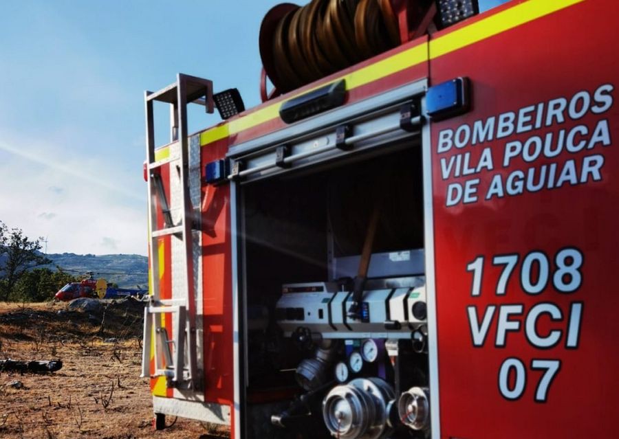 Camião de transporte de lenha incendeia-se em Vila Pouca de Aguiar
