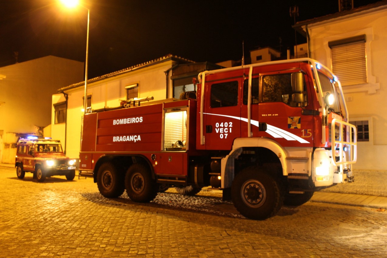 Incêndio em casa durante a madrugada