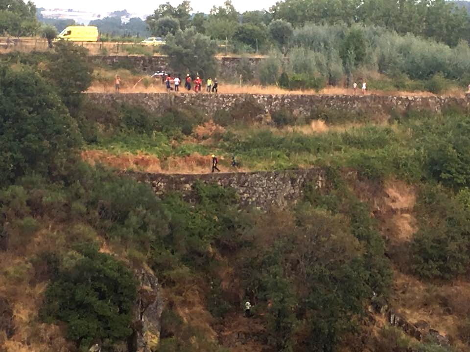 Resgatada rapariga que caiu em escarpa do rio Corgo 