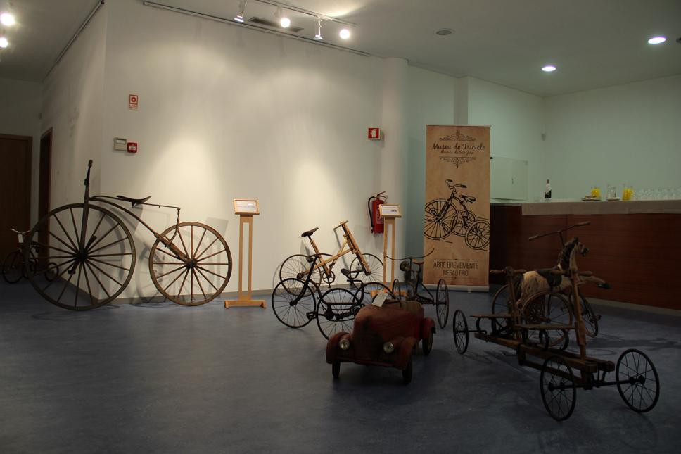 Paixão de menino pelos triciclos deu lugar a um museu
