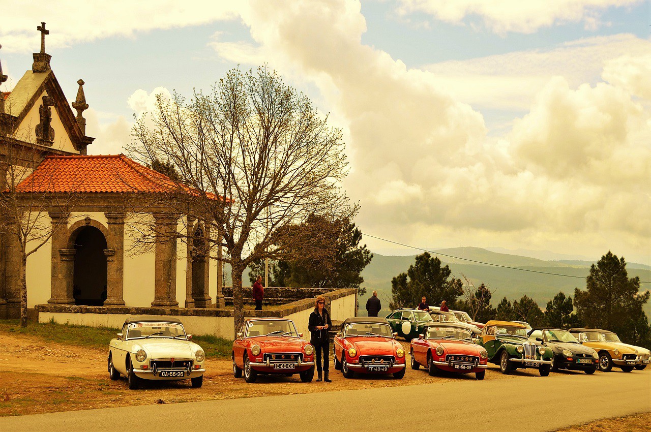  “Relíquias automóveis” passeiam-se pelo Douro