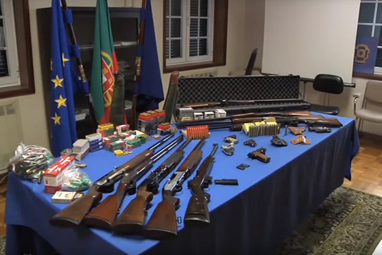 Doze detidos em Vila Real por posse de armas de guerra