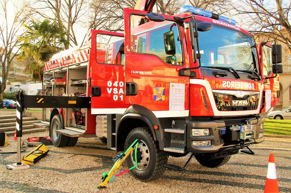 Bombeiros com novo veículo