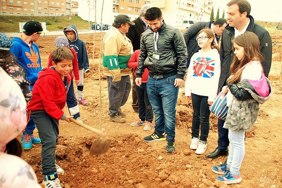 Crianças “ajudam” a plantar 270 árvores