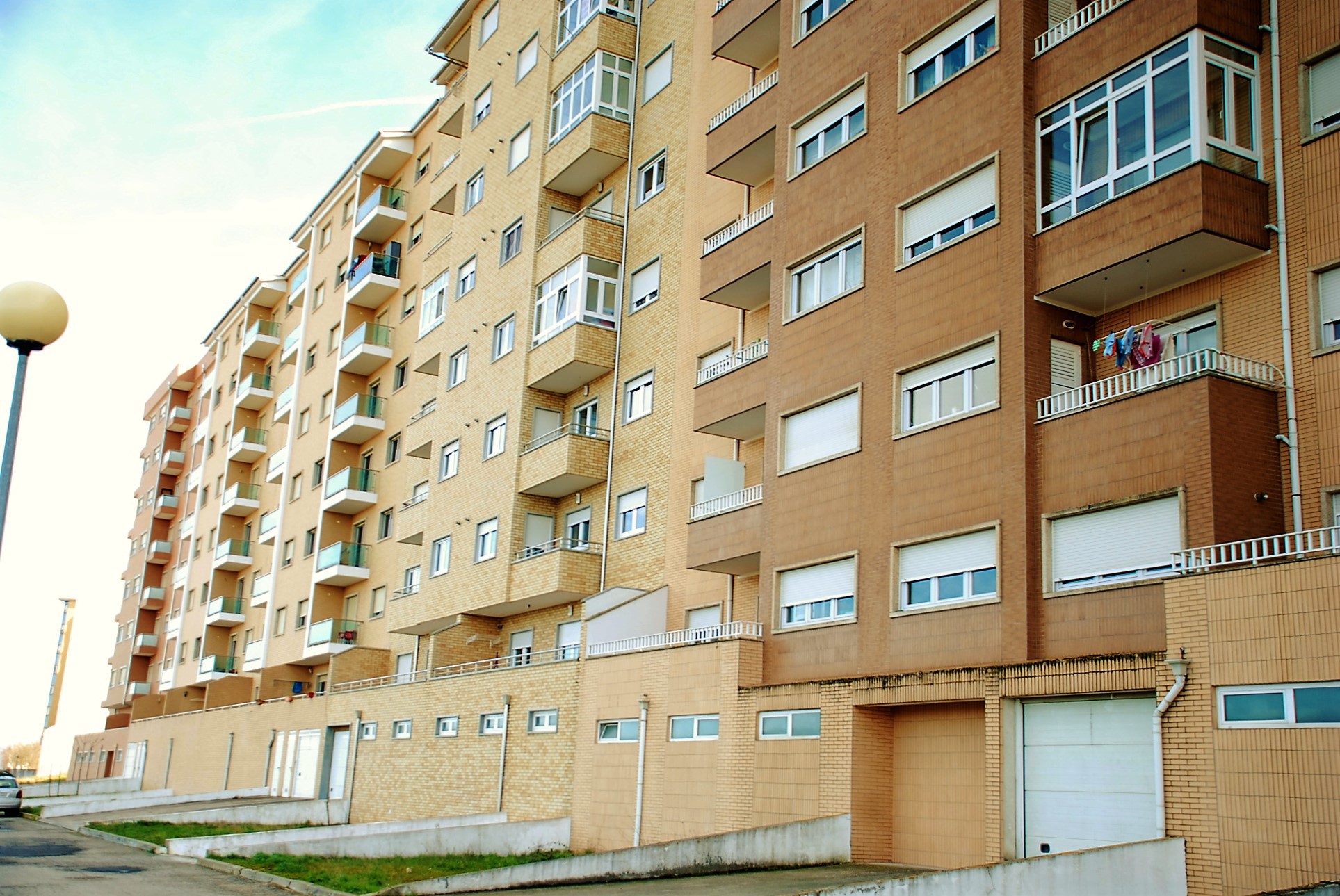 Garagens assaltadas e dois veículos roubados 