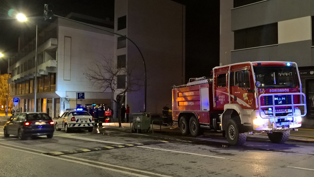 Antigo Cinema da Torralta ardeu esta noite