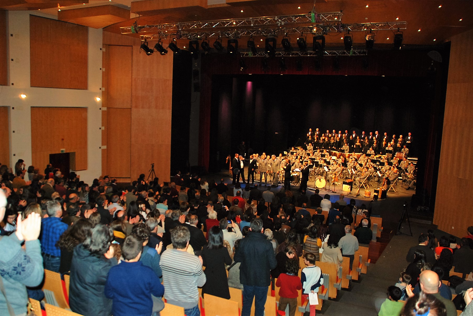 Concerto com 120 músicos em palco