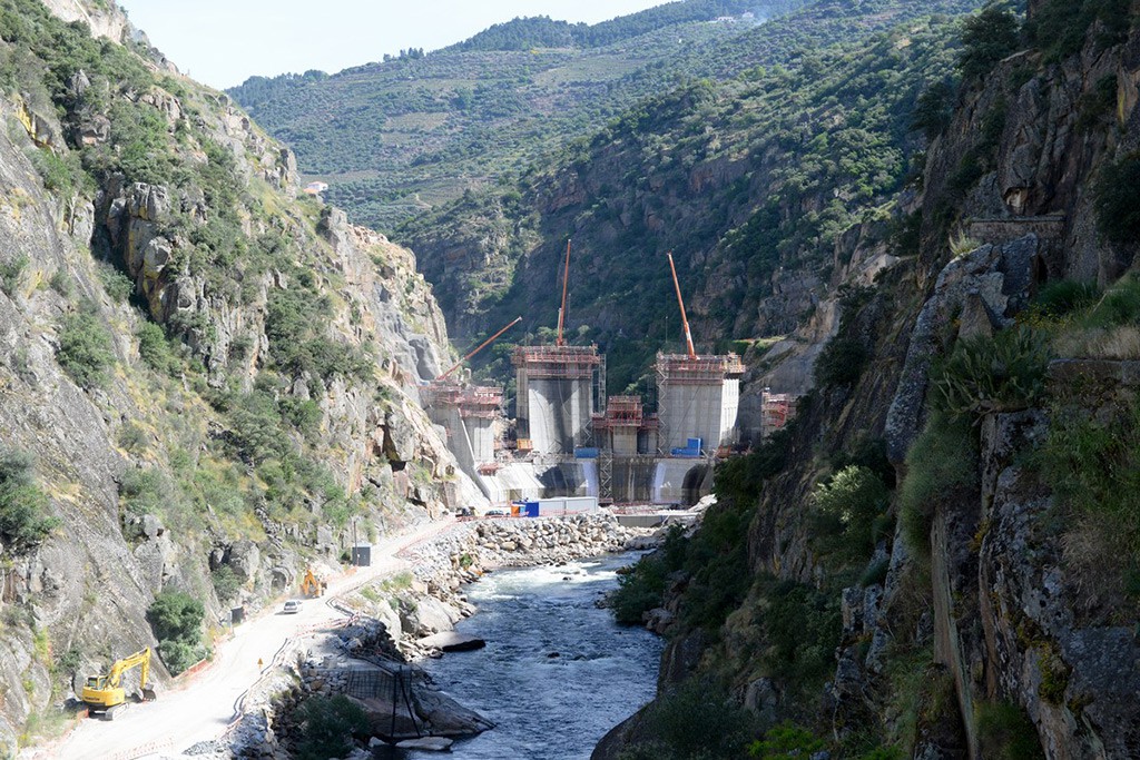 BE quer suspensão do enchimento da barragem