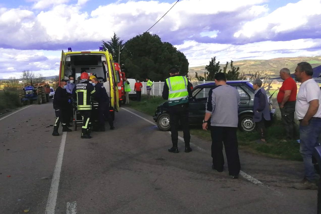 Colisão entre duas viaturas provoca três feridos 