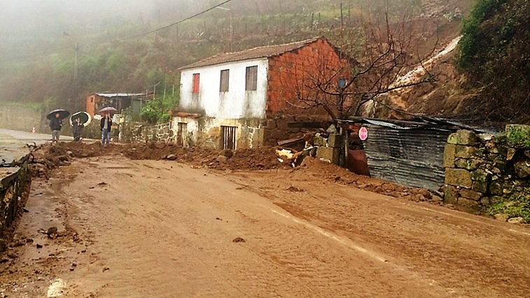 EN2 reaberta com circulação alternada em Vila Real 