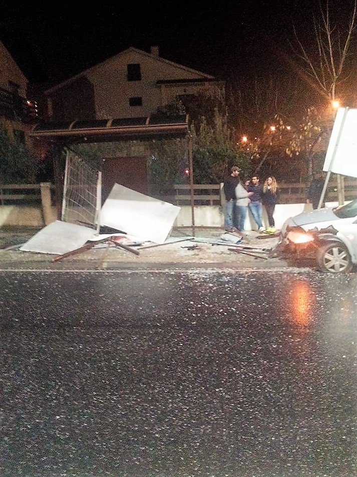 Despiste destrói paragem de autocarro