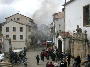 Incêndio atingiu três edifícios do centro histórico Ie desalojou 13 pessoas
