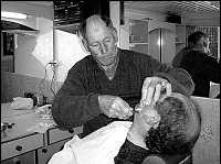 Pastor de Argoselo já leva 50 anos a cortar cabelos... a homens