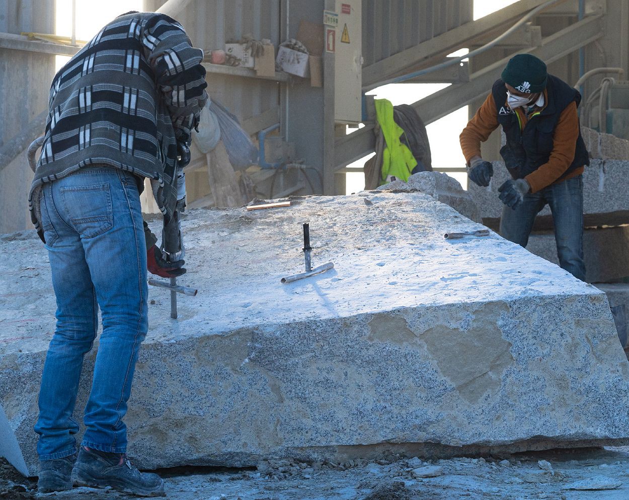 Indústrias do granito recorrem a imigrantes para colmatar falta de mão de obra