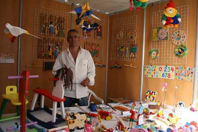 Luís Mourão dá vida a pedaços de pinho que ganham a forma de brinquedos tradicionais