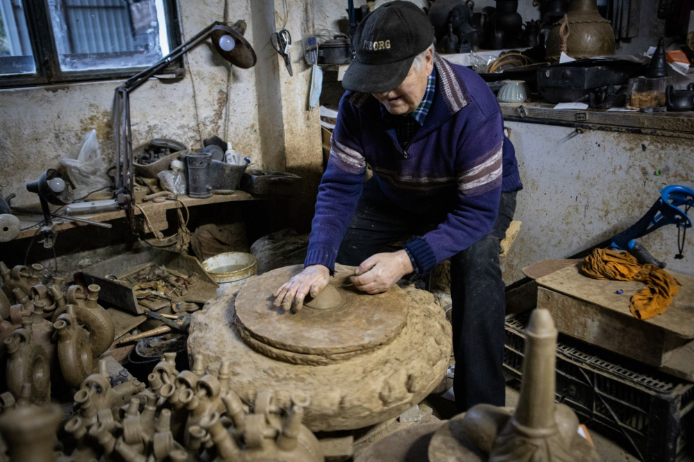 Bisalhães cumpre a tradição de cozer peças de barro em fornos escavados na terra
