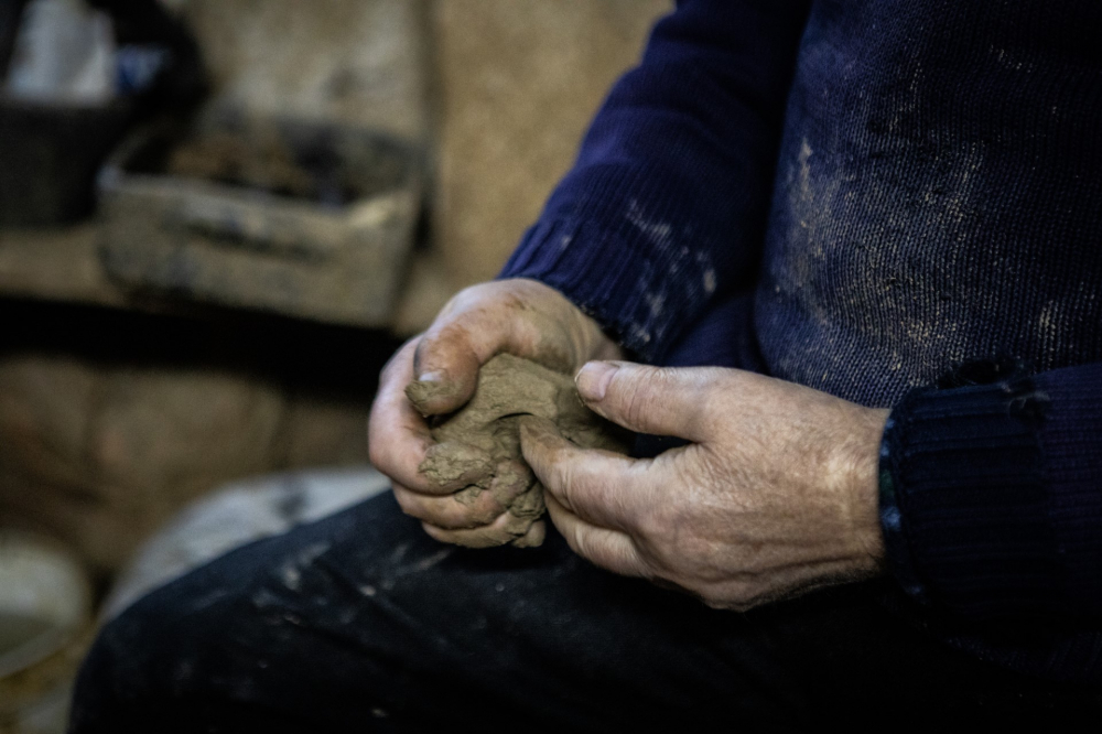 Bisalhães cumpre a tradição de cozer peças de barro em fornos escavados na terra