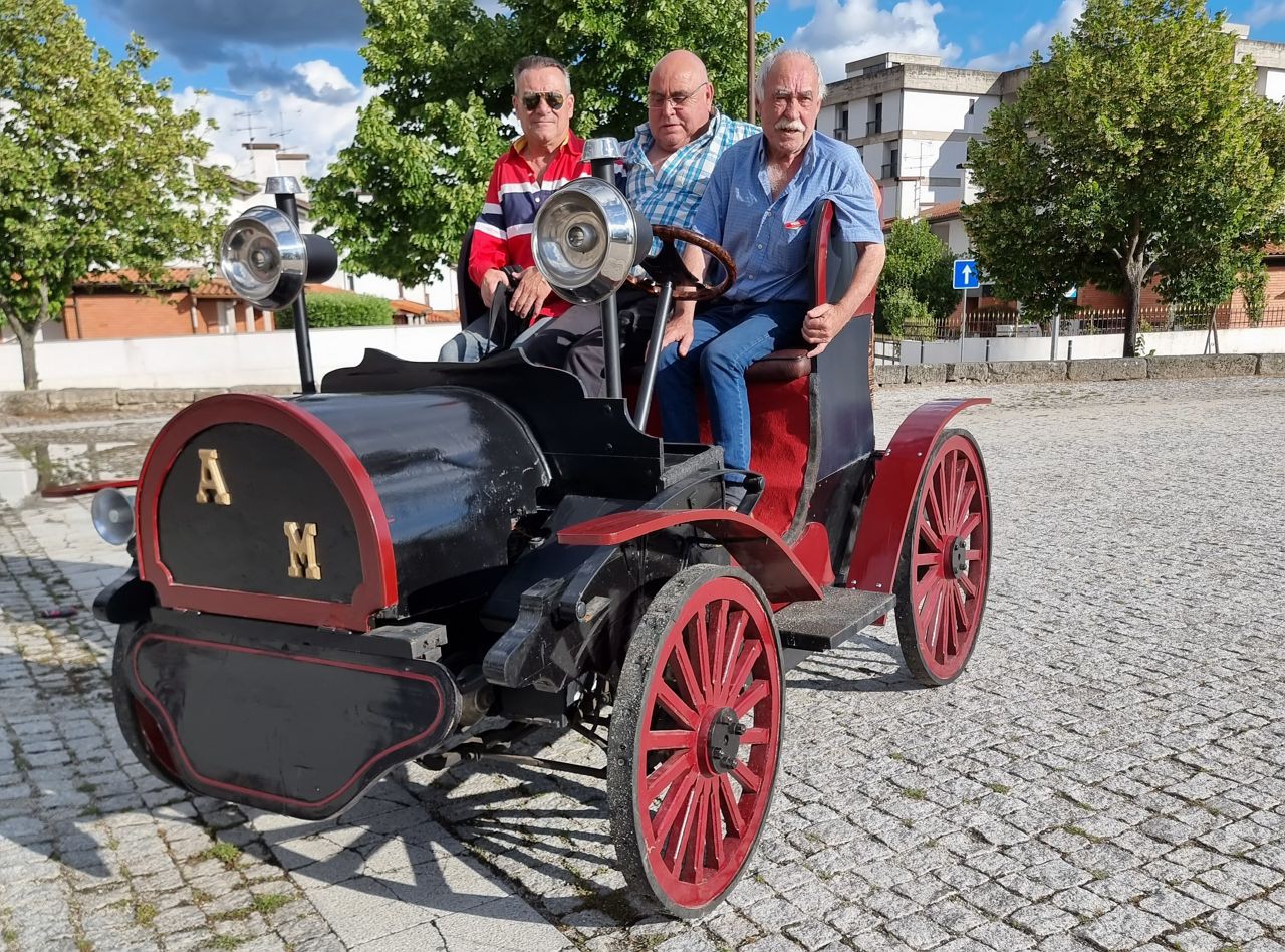 Adelino Martins constrói carro de madeira e quer fazer a N2 de Chaves a Faro